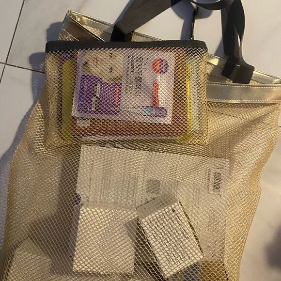 Mixed bundle of facial masks in tote and carry case - Picture 2 of 8